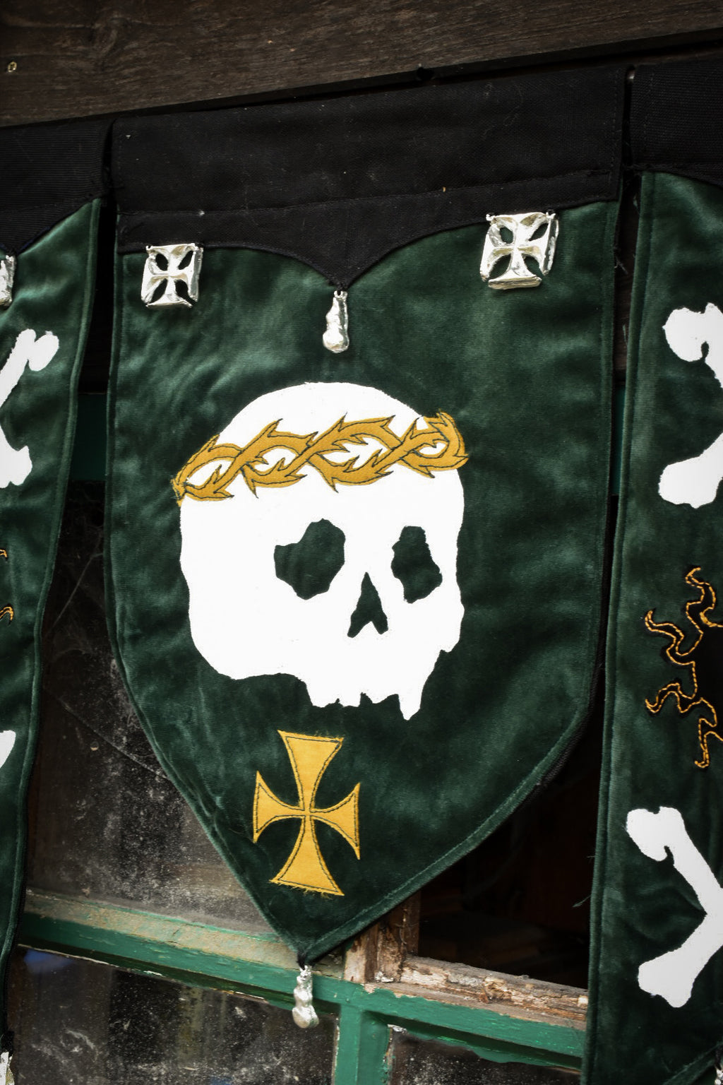 - BANNIÈRE - Etsi Mortuus Urit ! - VELOURS VERT