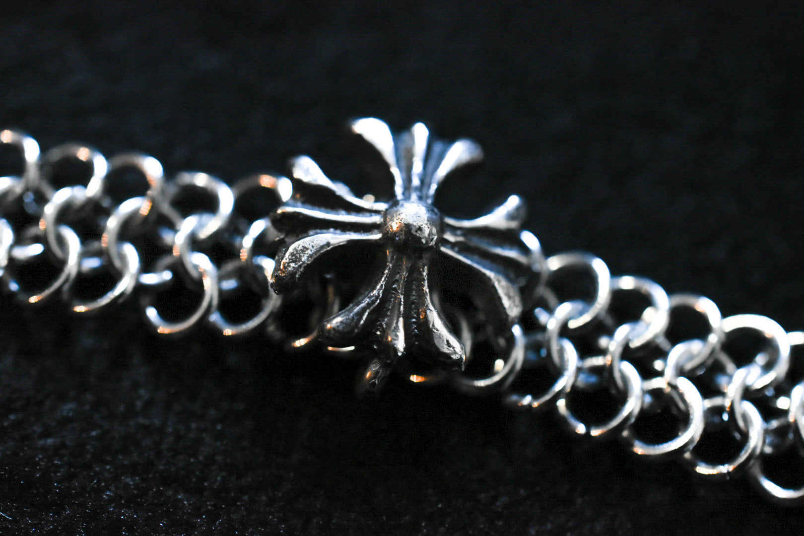 - BRACELET COTTE DE MAILLE - CROIX FLEUR DE LYSÉE