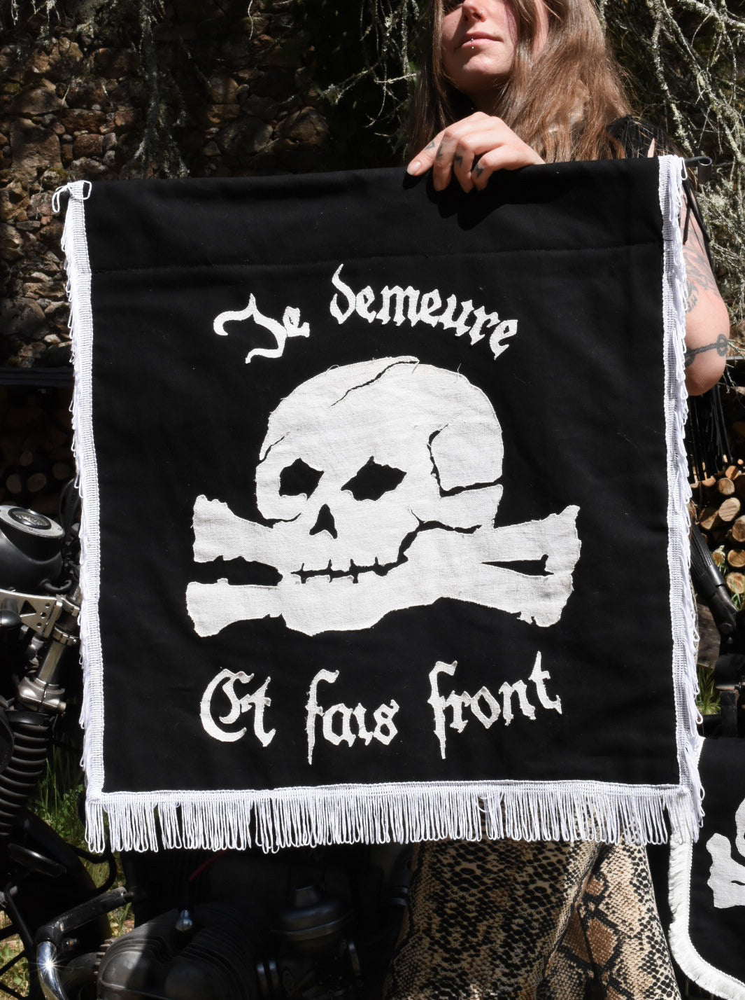 ÉTENDARD - Je Demeure et fais Front -