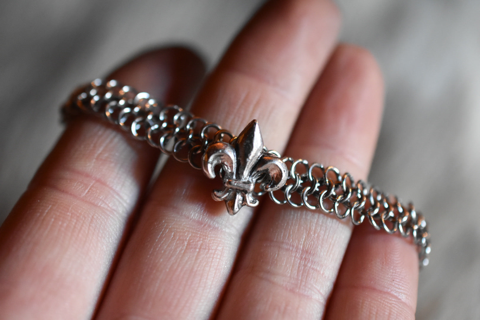 - BRACELET COTTE DE MAILLE - FLEUR DE LYS