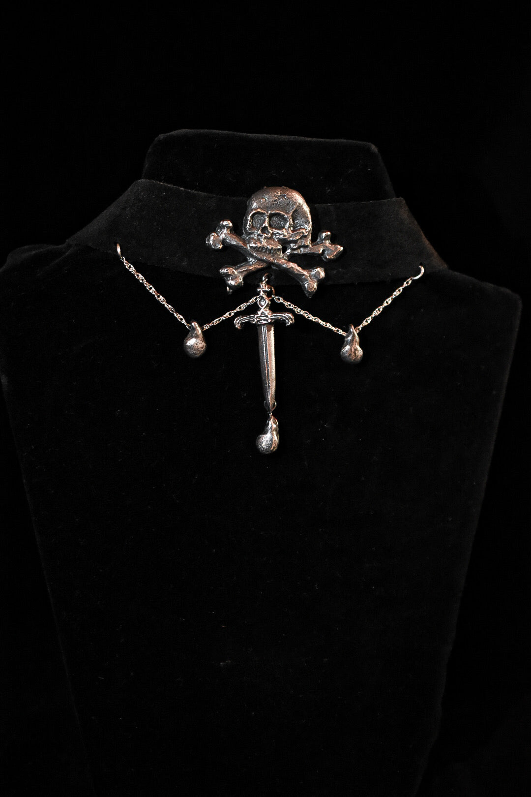 - COLLIER CHOCKER FERRUM FERO FERRO FEROR -